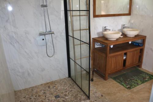 a bathroom with two sinks and a shower at Le Chalet des Rêves Ensoleillés in Saint-François