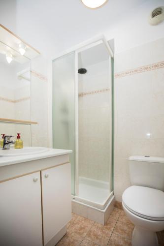 une salle de bain blanche avec douche et toilettes dans l'établissement Studio palais des arts, à Nice