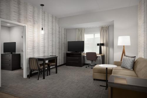 Μια τηλεόραση ή/και κέντρο ψυχαγωγίας στο Residence Inn by Marriott Kenwood Cincinnati