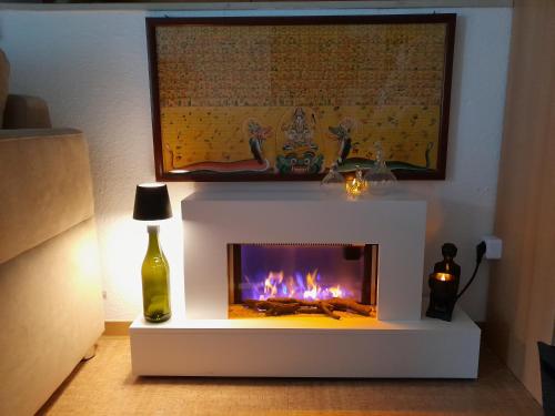 - une cheminée dans le salon dans l'établissement Ruhige, charmante Ferienwohnung "Im Erftal", à Eichenbühl