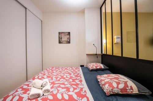 - une chambre dotée d'un lit avec une couverture rouge et blanche dans l'établissement L'Opéra 10 - Beau studio avec balcon - Opéra, à Lyon