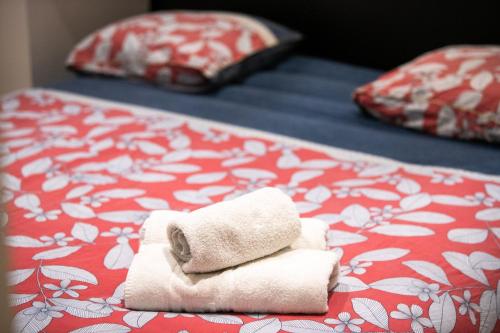 - 2 lits avec serviettes et oreillers sur un lit dans l'établissement L'Opéra 10 - Beau studio avec balcon - Opéra, à Lyon