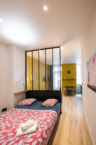 une chambre avec un lit avec deux serviettes dessus dans l'établissement L'Opéra 10 - Beau studio avec balcon - Opéra, à Lyon