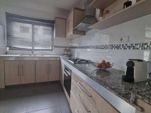 Kuchyň nebo kuchyňský kout v ubytování Villa Paradis à 100m de la plage