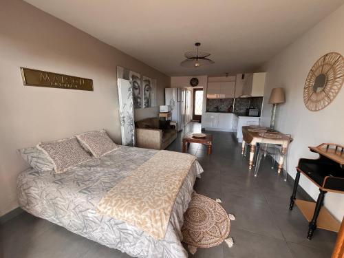 une chambre avec un lit et un salon dans l'établissement Superbe studio 34m2 avec terrasse aperçu mer, à Sanary-sur-Mer