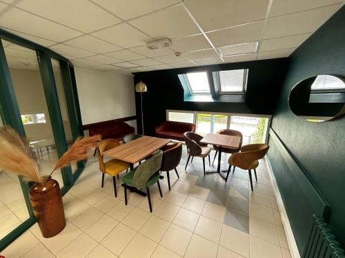 une salle à manger avec une table et des chaises dans l'établissement Hôtel La Pierre Bleue, à Saint-Gildas-de-Rhuys