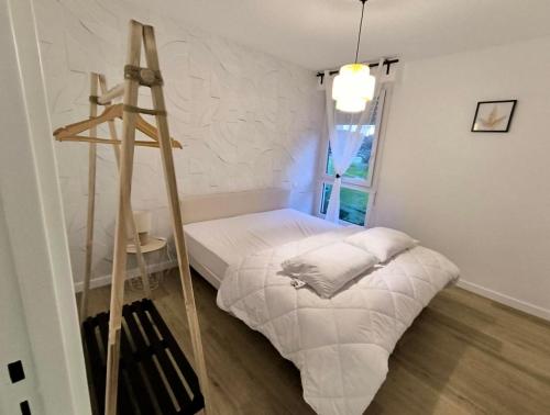 Cette chambre dispose d'un lit avec une échelle. dans l'établissement Le parfum d élégance - Seignosse - Plage, à Seignosse