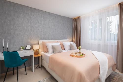 Ένα ή περισσότερα κρεβάτια σε δωμάτιο στο Luxury Apartment Silvery in Split center with jacuzzi, sauna and parking