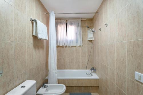 Ένα μπάνιο στο Apartamento Los Geranios