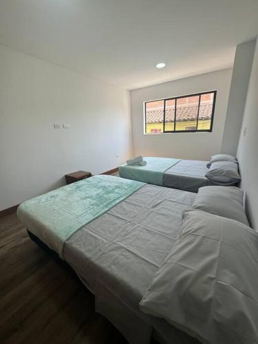 a bedroom with two beds and a window at Apartamento en Sonsón in Sonsón