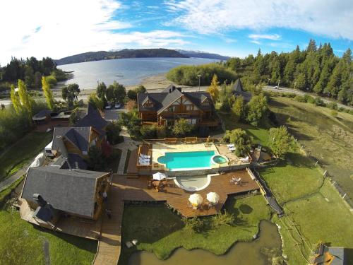 una vista aérea de una casa con piscina en La Campiña en San Carlos de Bariloche