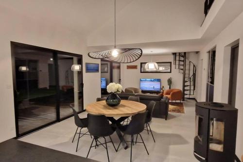 Televisyen dan/atau pusat hiburan di Maison moderne à Belz