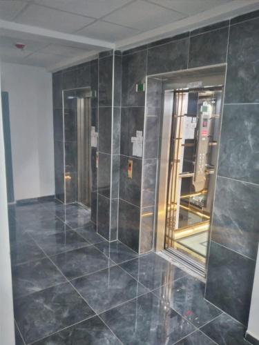 een kamer met een betegelde vloer met een glazen deur bij KANYONUM Hotel in Ulubey