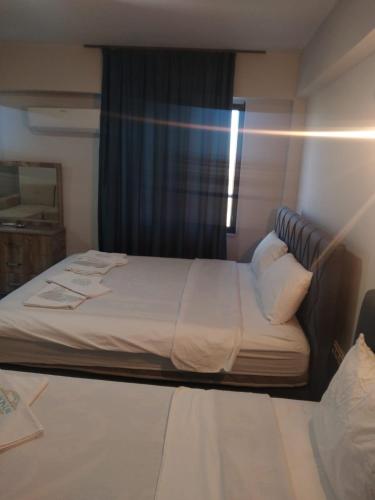 een groot bed in een kamer met een raam bij KANYONUM Hotel in Ulubey