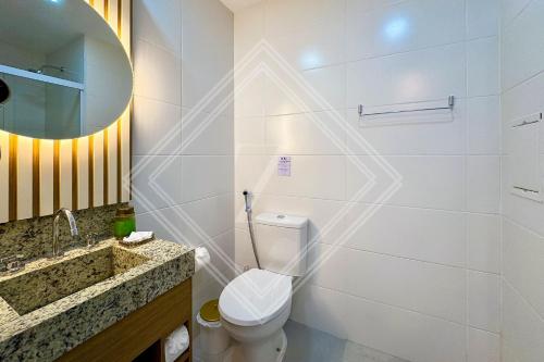 a white bathroom with a toilet and a sink at Zainalofts7 Perdizes- Ao lado Allianz Parque 212 in Sao Paulo