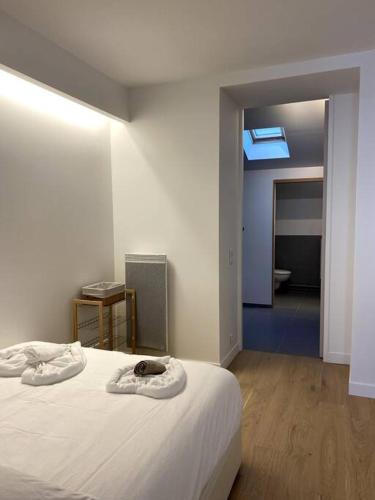 Cette chambre dispose d'un lit et d'un couloir extérieur. dans l'établissement Modern parisian flat in Montparnasse area, à Paris