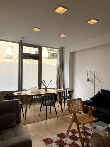 un salon avec une table et un canapé dans l'établissement Modern parisian flat in Montparnasse area, à Paris