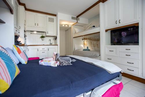 Cette chambre comprend un grand lit avec une poupée. dans l'établissement Studio palais des arts, à Nice