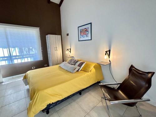 Postel nebo postele na pokoji v ubytování Departamento cerca del centro Andes Maristas