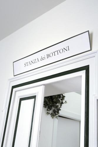 a sign that reads sigma die bottom above a door at CASABONA1910 bed&breakfast in Vercelli
