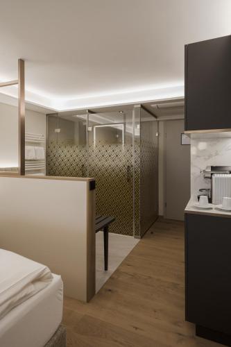 a room with a bed and a desk in it at Hotel Schwarzer Bär in Linz