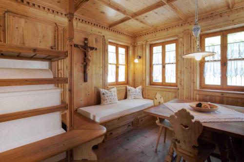 a room with a wooden cabin with a table and bunk beds at Residence Untermösslhof - La Villa in Lana