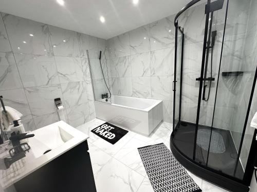 Ένα μπάνιο στο Spectrum House Apartments