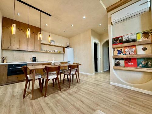 a kitchen with a table and chairs and a refrigerator at Aquaterra, Green Coast in Palasë