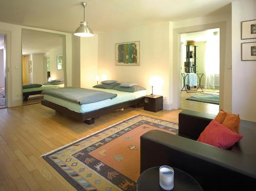 sypialnia z 2 łóżkami i salon w obiekcie Nickhof B&B Resort w mieście Inzigkofen
