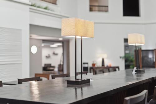 a table with chairs and a lamp on top of it at Sonesta Essential Vacaville Napa Valley in Vacaville