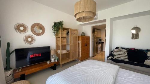 TV a/nebo společenská místnost v ubytování Studio G Cribs El Gouna