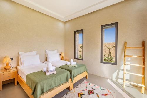 une chambre avec deux lits et une fenêtre dans l'établissement villa Zina, Élégance et luxe,piscine & jacuzzi, à Marrakech