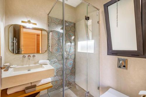 une salle de bain avec lavabo et douche dans l'établissement villa Zina, Élégance et luxe,piscine & jacuzzi, à Marrakech