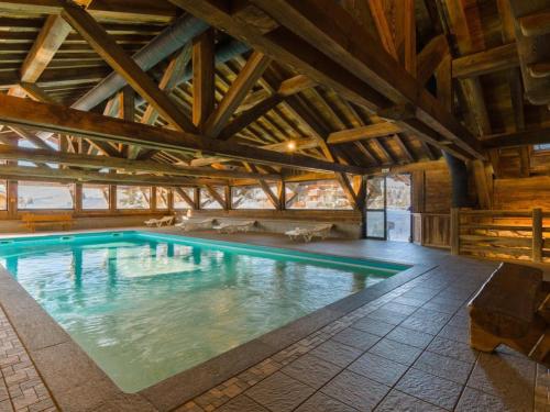 - une grande piscine dans un bâtiment en bois dans l'établissement Les Saisies : Appart 3P, 2 SDB, Garage, Piscine, 6 Pers - FR-1-293-349, à Hauteluce