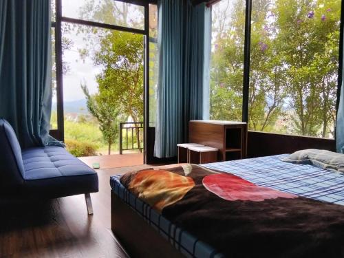 Postel nebo postele na pokoji v ubytování Lily homestay