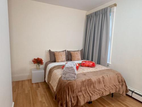 Katil atau katil-katil dalam bilik di Harvard House - 2BR Retreat adjacent to university