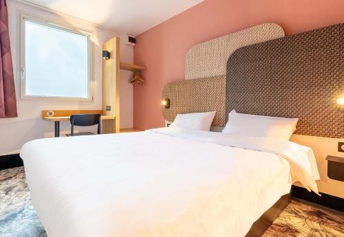 Ένα ή περισσότερα κρεβάτια σε δωμάτιο στο B&B HOTEL Nantes Atlantis Le Zenith