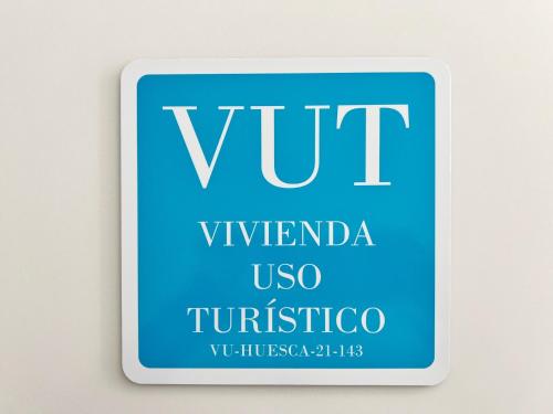 a blue square sign with the text vut vyrkanva uso tur at Casa LUNA la luna de CuentoGuía in Panticosa