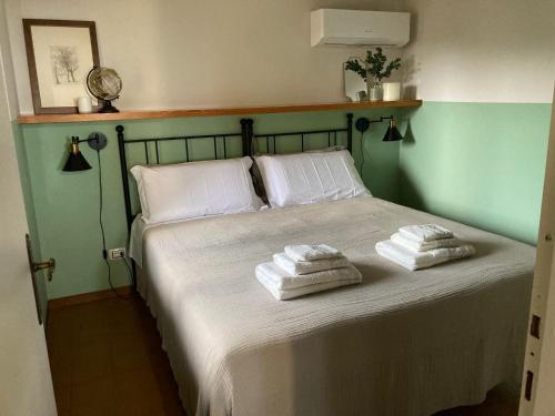 a bedroom with a bed with two towels on it at La casa di Trude in Padenghe sul Garda