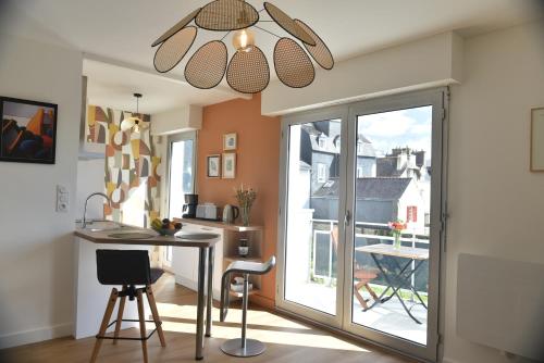 Il comprend une cuisine avec une table et un balcon. dans l'établissement T2, centre ville, au calme, à Vannes