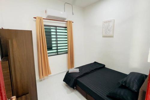 Postel nebo postele na pokoji v ubytování Rumah Kita HStay BM view Self check in 2Room