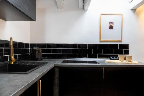 A kitchen or kitchenette at Fuencarral II - Apartamento tipo buhardilla en el centro de Madrid