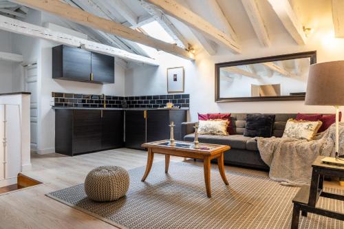 Fuencarral II - Attic-Style Apartment in Central Madrid