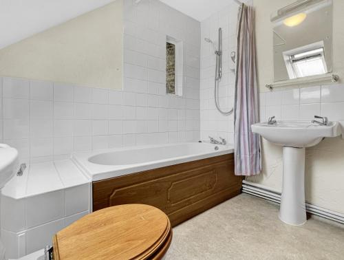 Vannituba majutusasutuses Grain Store, Nr Barnstaple with outdoor seasonal pool, free wifi and on-site parking