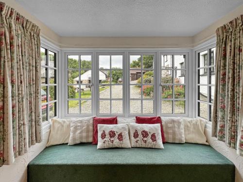 Voodi või voodid majutusasutuse Threshing Barn, Nr Barnstaple with outdoor seasonal pool, free wifi and on-site parking toas