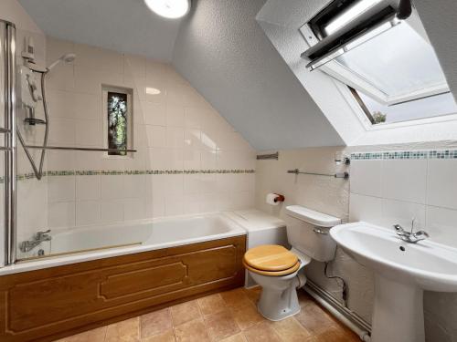 Vannituba majutusasutuses Threshing Barn, Nr Barnstaple with outdoor seasonal pool, free wifi and on-site parking