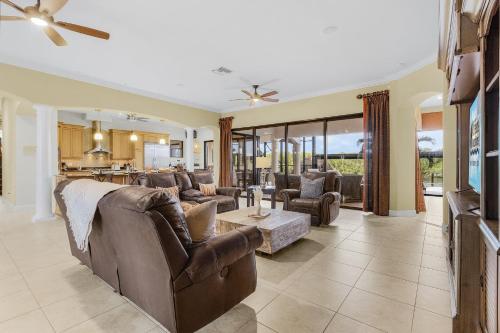 Posezení v ubytování JUST WOW!! Experience Luxury! Gulf Access, Pool & Spa, Dock, Tiki- Villa Waterfront Wonderland