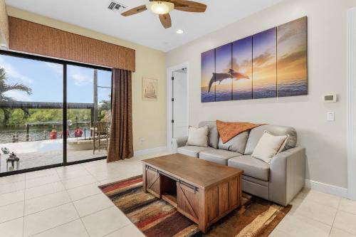 Posezení v ubytování JUST WOW!! Experience Luxury! Gulf Access, Pool & Spa, Dock, Tiki- Villa Waterfront Wonderland