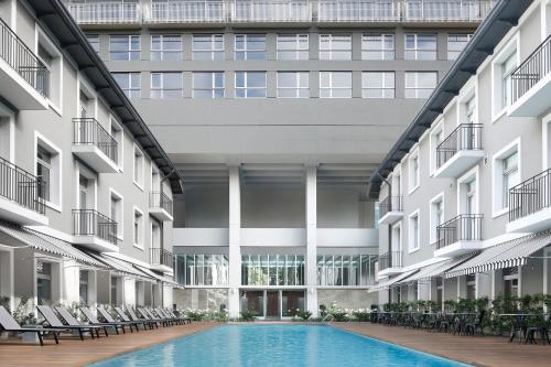 an image of the courtyard of a building with a swimming pool at Almarena Madero Urbano in Buenos Aires