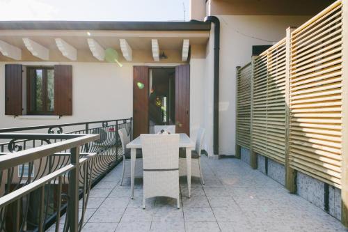 a table and chairs on the balcony of a building at Appartamenti Orchidea e Glicine in Sommacampagna